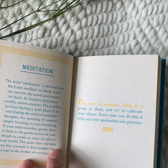 ♡ SOLD!! Urban Outfitters The Little Book Of Spiritually NWOT - Picture 6 of 6